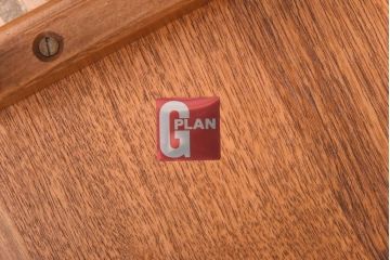 ヴィンテージ家具　北欧ビンテージ　G-PLAN(ジープラン)　チーク材　オリエンタルな模様が目を引くタイルトップのネストテーブル(サイドテーブル)