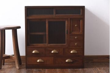 レトロ家具　昭和初期　モールガラス入り　小振りなサイズが可愛らしいレトロな収納棚(戸棚)