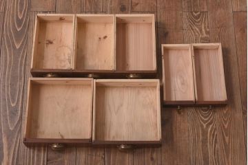 レトロ家具　昭和初期　モールガラス入り　小振りなサイズが可愛らしいレトロな収納棚(戸棚)