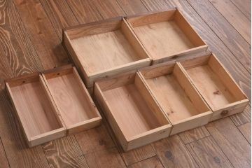 レトロ家具　昭和初期　モールガラス入り　小振りなサイズが可愛らしいレトロな収納棚(戸棚)