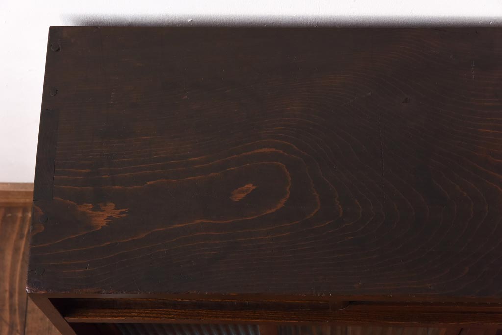 レトロ家具　昭和初期　モールガラス入り　小振りなサイズが可愛らしいレトロな収納棚(戸棚)