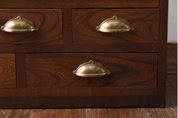 レトロ家具　昭和初期　モールガラス入り　小振りなサイズが可愛らしいレトロな収納棚(戸棚)