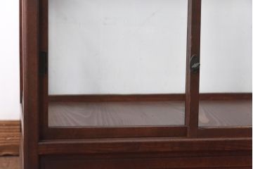 アンティーク家具　大正ロマン　栗材　細部の意匠が光るすっきりとしたデザインのガラスケース(陳列棚、飾り棚)