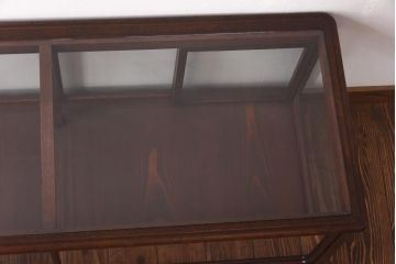 アンティーク家具　大正ロマン　栗材　細部の意匠が光るすっきりとしたデザインのガラスケース(陳列棚、飾り棚)