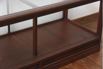 アンティーク家具　大正ロマン　栗材　細部の意匠が光るすっきりとしたデザインのガラスケース(陳列棚、飾り棚)