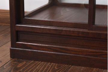 アンティーク家具　大正ロマン　栗材　細部の意匠が光るすっきりとしたデザインのガラスケース(陳列棚、飾り棚)