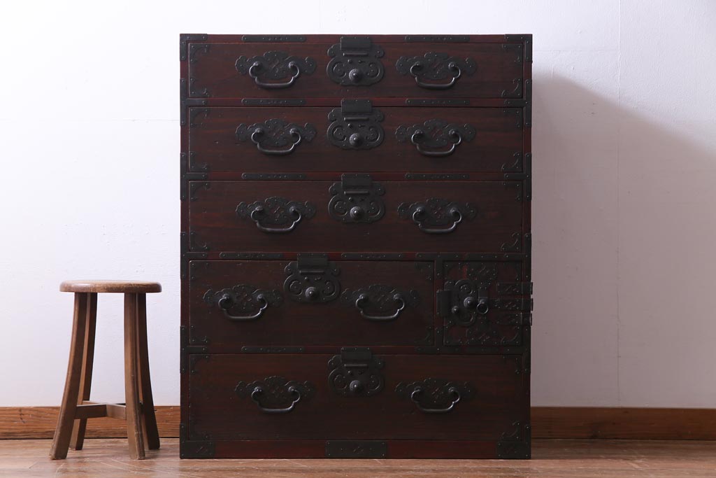 アンティーク家具　明治大正期　前面桐材　巾着金具付き　繊細な職人技が光る貫録のある松本箪笥(衣装箪笥、桐箪笥、桐たんす)(1)