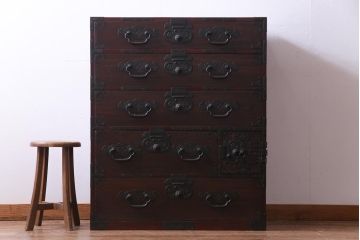 アンティーク家具　明治大正期　前面桐材　巾着金具付き　繊細な職人技が光る貫録のある松本箪笥(衣装箪笥、桐箪笥、桐たんす)(1)