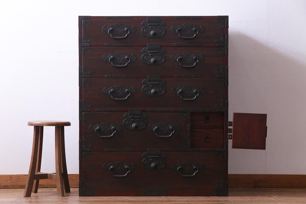 アンティーク家具　明治大正期　前面桐材　巾着金具付き　繊細な職人技が光る貫録のある松本箪笥(衣装箪笥、桐箪笥、桐たんす)(1)