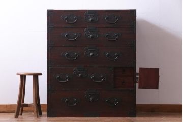 アンティーク家具　明治大正期　前面桐材　巾着金具付き　繊細な職人技が光る貫録のある松本箪笥(衣装箪笥、桐箪笥、桐たんす)(1)