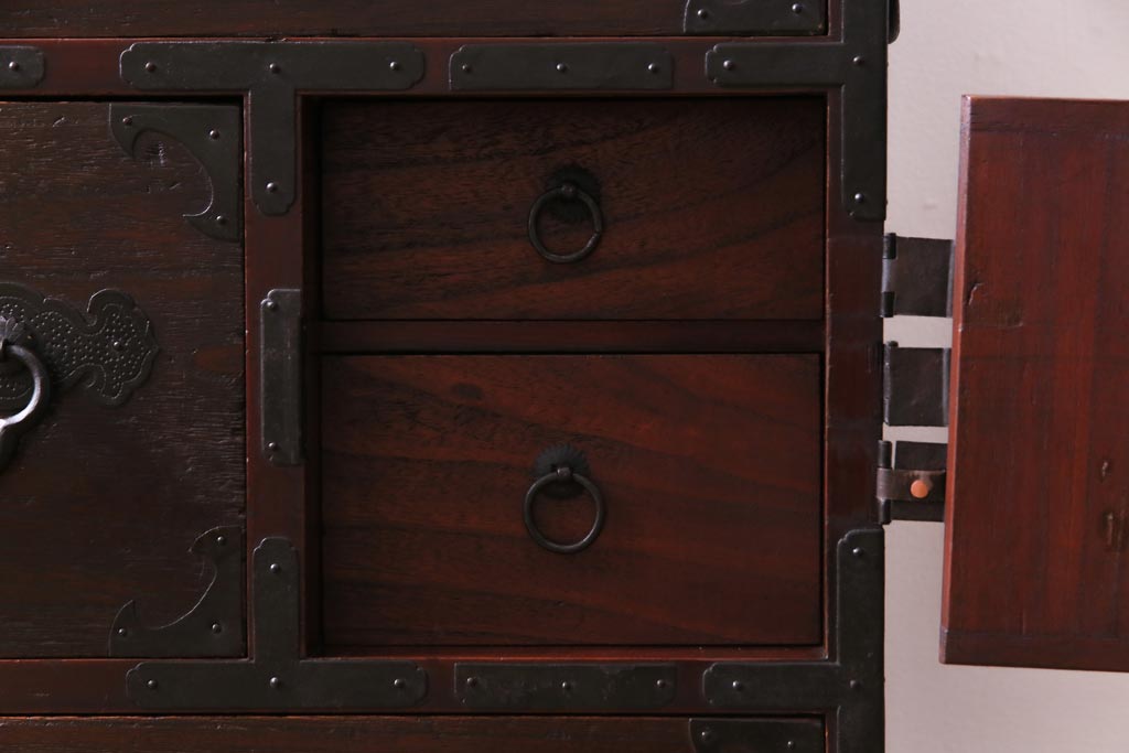 アンティーク家具　明治大正期　前面桐材　巾着金具付き　繊細な職人技が光る貫録のある松本箪笥(衣装箪笥、桐箪笥、桐たんす)(1)