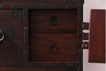 アンティーク家具　明治大正期　前面桐材　巾着金具付き　繊細な職人技が光る貫録のある松本箪笥(衣装箪笥、桐箪笥、桐たんす)(1)