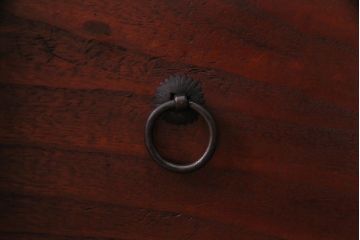 アンティーク家具　明治大正期　前面桐材　巾着金具付き　繊細な職人技が光る貫録のある松本箪笥(衣装箪笥、桐箪笥、桐たんす)(1)