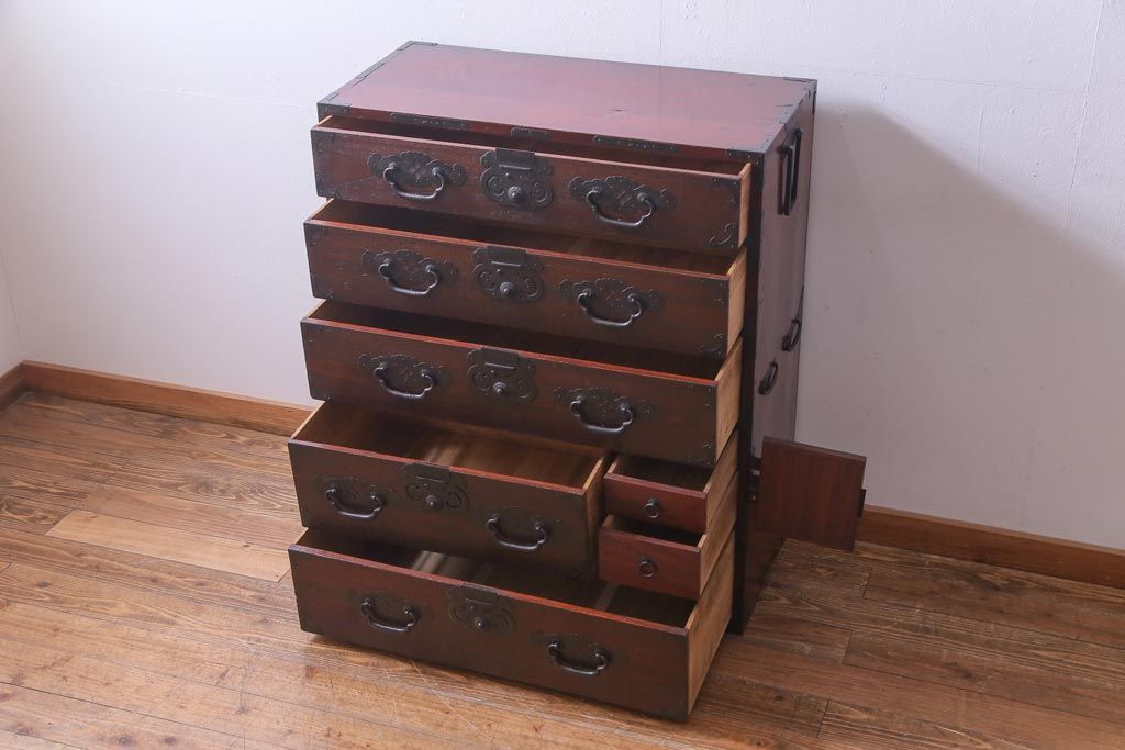 アンティーク家具　明治大正期　前面桐材　巾着金具付き　繊細な職人技が光る貫録のある松本箪笥(衣装箪笥、桐箪笥、桐たんす)(1)