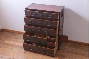 アンティーク家具　明治大正期　前面桐材　巾着金具付き　繊細な職人技が光る貫録のある松本箪笥(衣装箪笥、桐箪笥、桐たんす)(1)