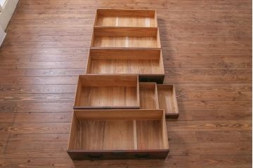 アンティーク家具　明治大正期　前面桐材　巾着金具付き　繊細な職人技が光る貫録のある松本箪笥(衣装箪笥、桐箪笥、桐たんす)(1)