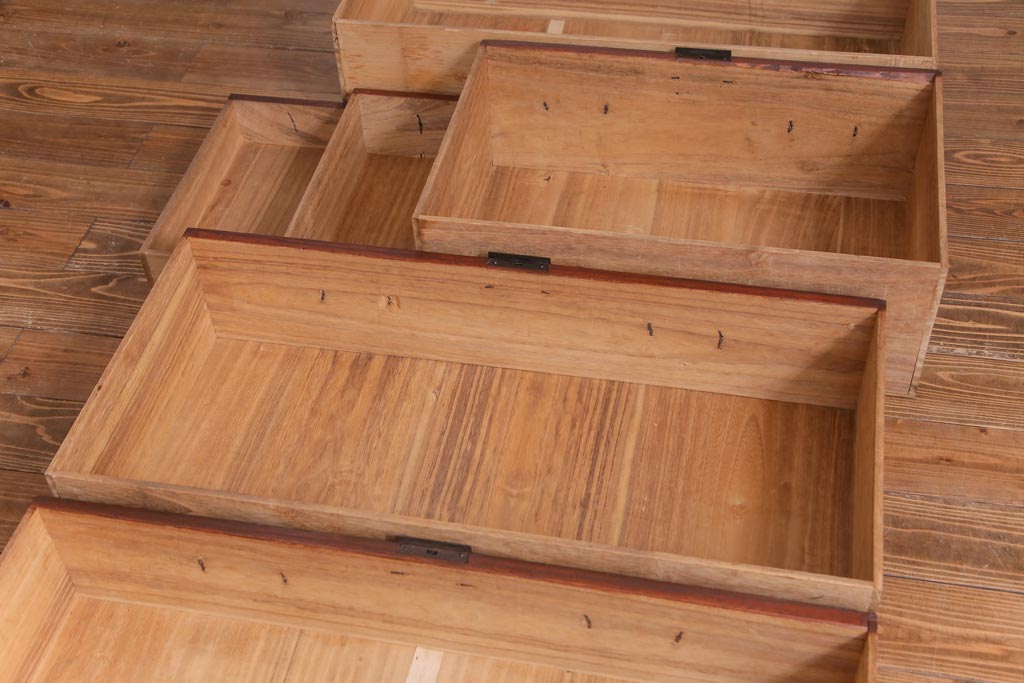 アンティーク家具　明治大正期　前面桐材　巾着金具付き　繊細な職人技が光る貫録のある松本箪笥(衣装箪笥、桐箪笥、桐たんす)(1)