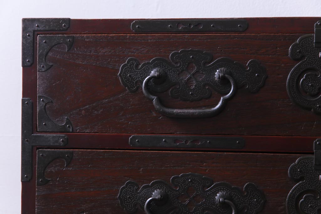 アンティーク家具　明治大正期　前面桐材　巾着金具付き　繊細な職人技が光る貫録のある松本箪笥(衣装箪笥、桐箪笥、桐たんす)(1)