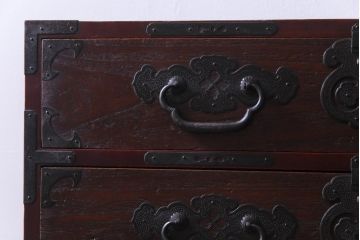 アンティーク家具　明治大正期　前面桐材　巾着金具付き　繊細な職人技が光る貫録のある松本箪笥(衣装箪笥、桐箪笥、桐たんす)(1)