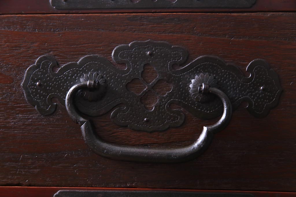 アンティーク家具　明治大正期　前面桐材　巾着金具付き　繊細な職人技が光る貫録のある松本箪笥(衣装箪笥、桐箪笥、桐たんす)(1)