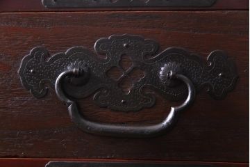 アンティーク家具　明治大正期　前面桐材　巾着金具付き　繊細な職人技が光る貫録のある松本箪笥(衣装箪笥、桐箪笥、桐たんす)(1)