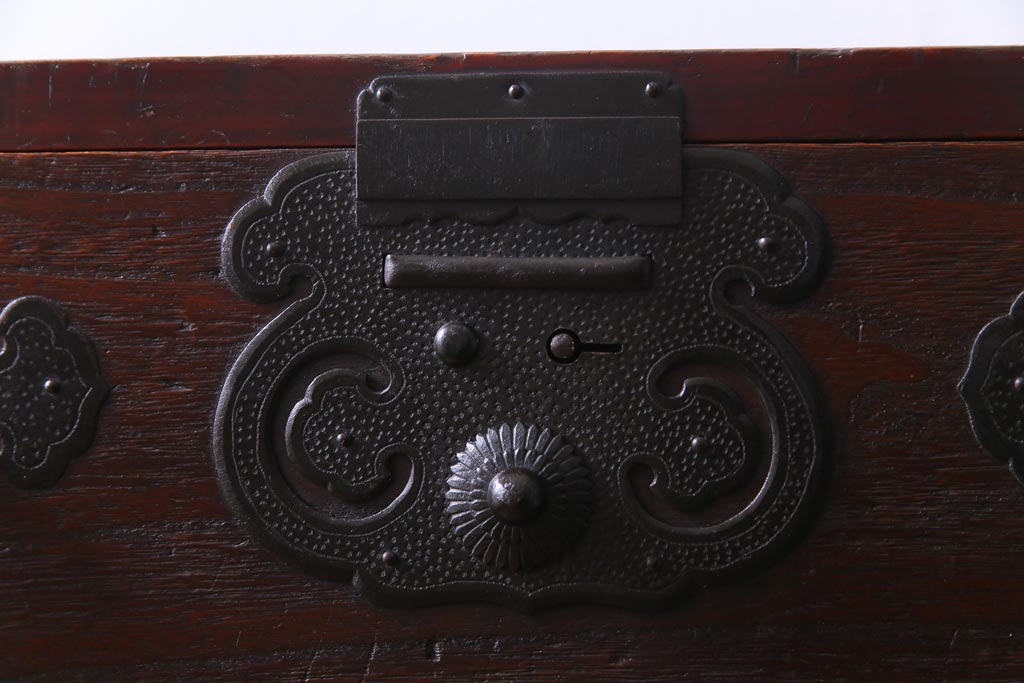 アンティーク家具　明治大正期　前面桐材　巾着金具付き　繊細な職人技が光る貫録のある松本箪笥(衣装箪笥、桐箪笥、桐たんす)(1)
