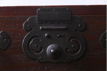 アンティーク家具　明治大正期　前面桐材　巾着金具付き　繊細な職人技が光る貫録のある松本箪笥(衣装箪笥、桐箪笥、桐たんす)(1)