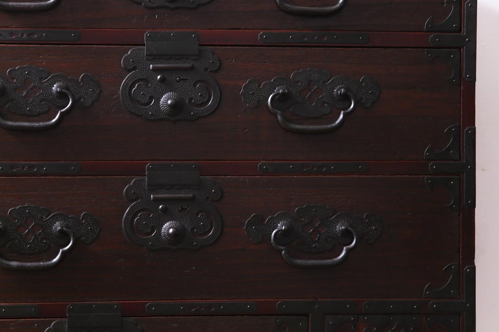 アンティーク家具　明治大正期　前面桐材　巾着金具付き　繊細な職人技が光る貫録のある松本箪笥(衣装箪笥、桐箪笥、桐たんす)(1)