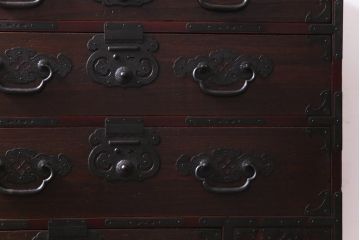 アンティーク家具　明治大正期　前面桐材　巾着金具付き　繊細な職人技が光る貫録のある松本箪笥(衣装箪笥、桐箪笥、桐たんす)(1)