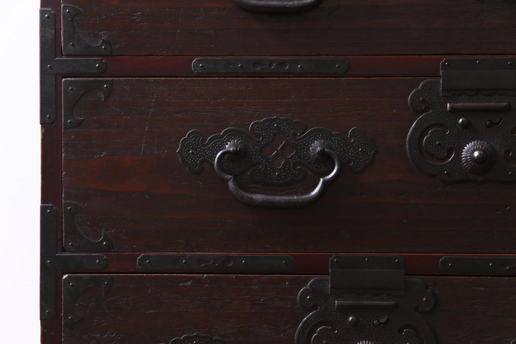 アンティーク家具　明治大正期　前面桐材　巾着金具付き　繊細な職人技が光る貫録のある松本箪笥(衣装箪笥、桐箪笥、桐たんす)(1)