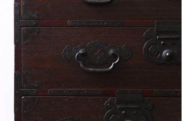 アンティーク家具　明治大正期　前面桐材　巾着金具付き　繊細な職人技が光る貫録のある松本箪笥(衣装箪笥、桐箪笥、桐たんす)(1)