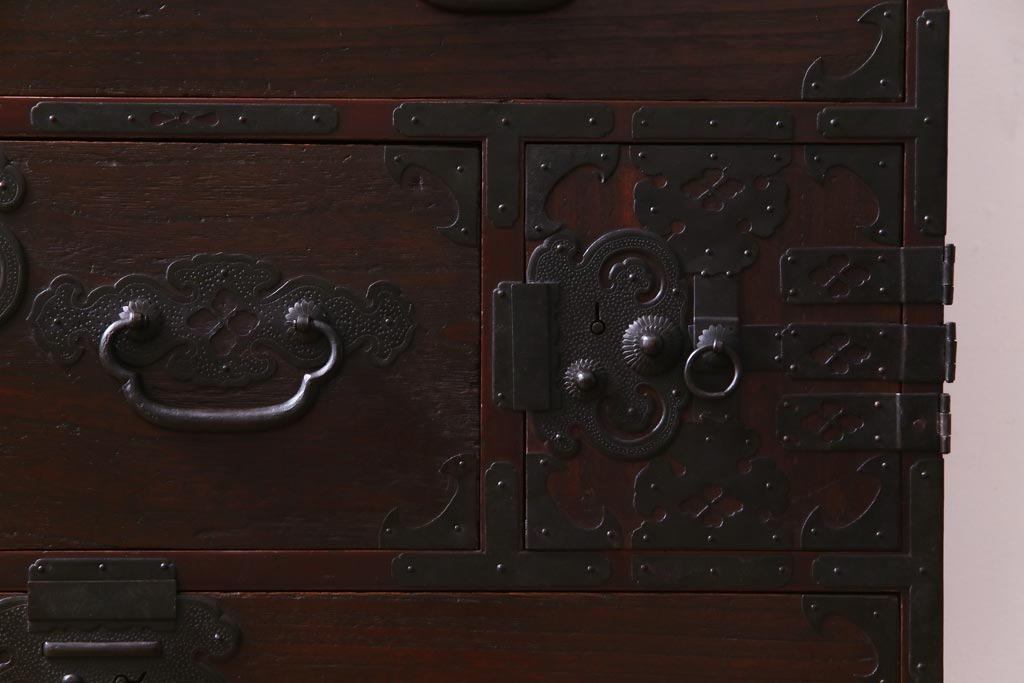 アンティーク家具　明治大正期　前面桐材　巾着金具付き　繊細な職人技が光る貫録のある松本箪笥(衣装箪笥、桐箪笥、桐たんす)(1)