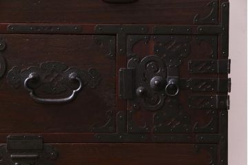 アンティーク家具　明治大正期　前面桐材　巾着金具付き　繊細な職人技が光る貫録のある松本箪笥(衣装箪笥、桐箪笥、桐たんす)(1)