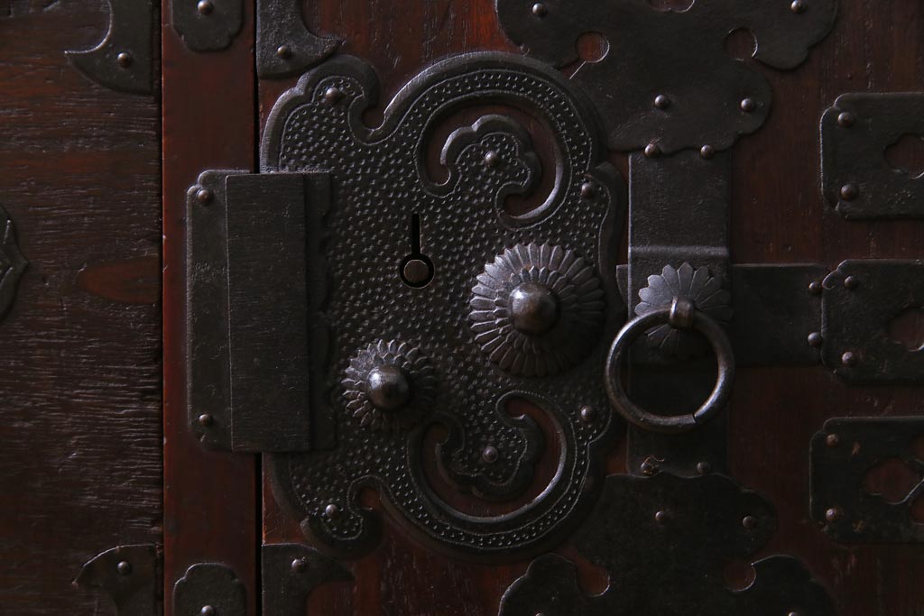 アンティーク家具　明治大正期　前面桐材　巾着金具付き　繊細な職人技が光る貫録のある松本箪笥(衣装箪笥、桐箪笥、桐たんす)(1)