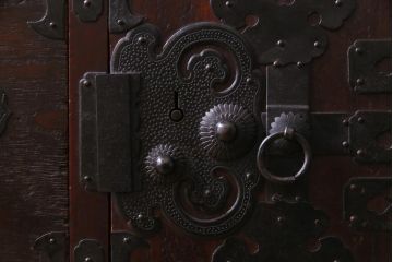 アンティーク家具　明治大正期　前面桐材　巾着金具付き　繊細な職人技が光る貫録のある松本箪笥(衣装箪笥、桐箪笥、桐たんす)(1)