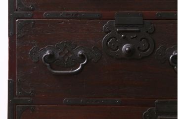 アンティーク家具　明治大正期　前面桐材　巾着金具付き　繊細な職人技が光る貫録のある松本箪笥(衣装箪笥、桐箪笥、桐たんす)(1)