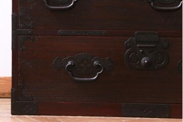 アンティーク家具　明治大正期　前面桐材　巾着金具付き　繊細な職人技が光る貫録のある松本箪笥(衣装箪笥、桐箪笥、桐たんす)(1)