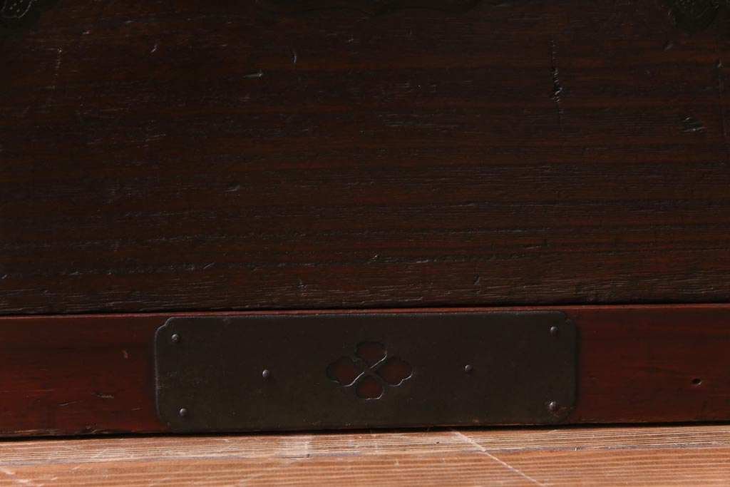 アンティーク家具　明治大正期　前面桐材　巾着金具付き　繊細な職人技が光る貫録のある松本箪笥(衣装箪笥、桐箪笥、桐たんす)(1)