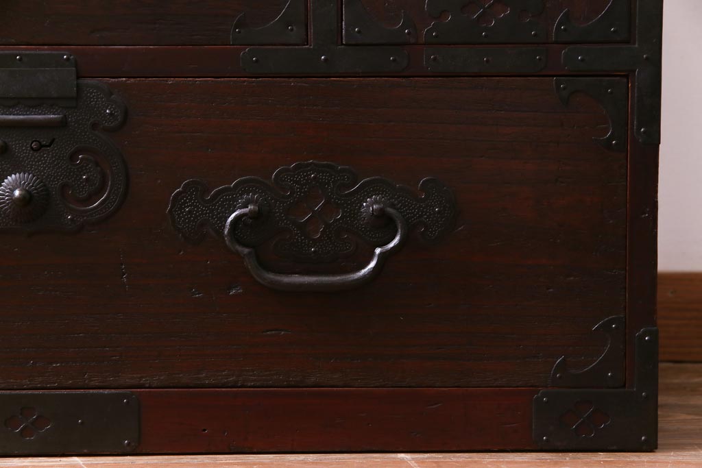 アンティーク家具　明治大正期　前面桐材　巾着金具付き　繊細な職人技が光る貫録のある松本箪笥(衣装箪笥、桐箪笥、桐たんす)(1)