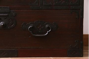 アンティーク家具　明治大正期　前面桐材　巾着金具付き　繊細な職人技が光る貫録のある松本箪笥(衣装箪笥、桐箪笥、桐たんす)(1)