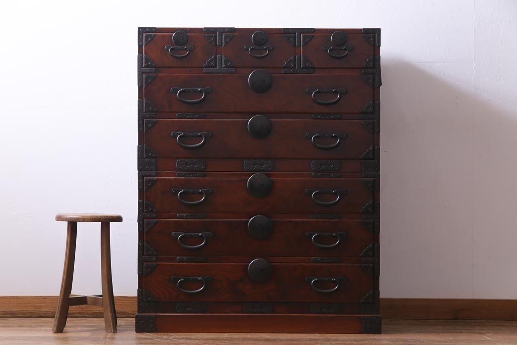 アンティーク家具　和製アンティーク　前面ケヤキ材共縁　漆塗り　珍しいデザインの贅沢な関東衣装箪笥(重ね箪笥、和タンス)