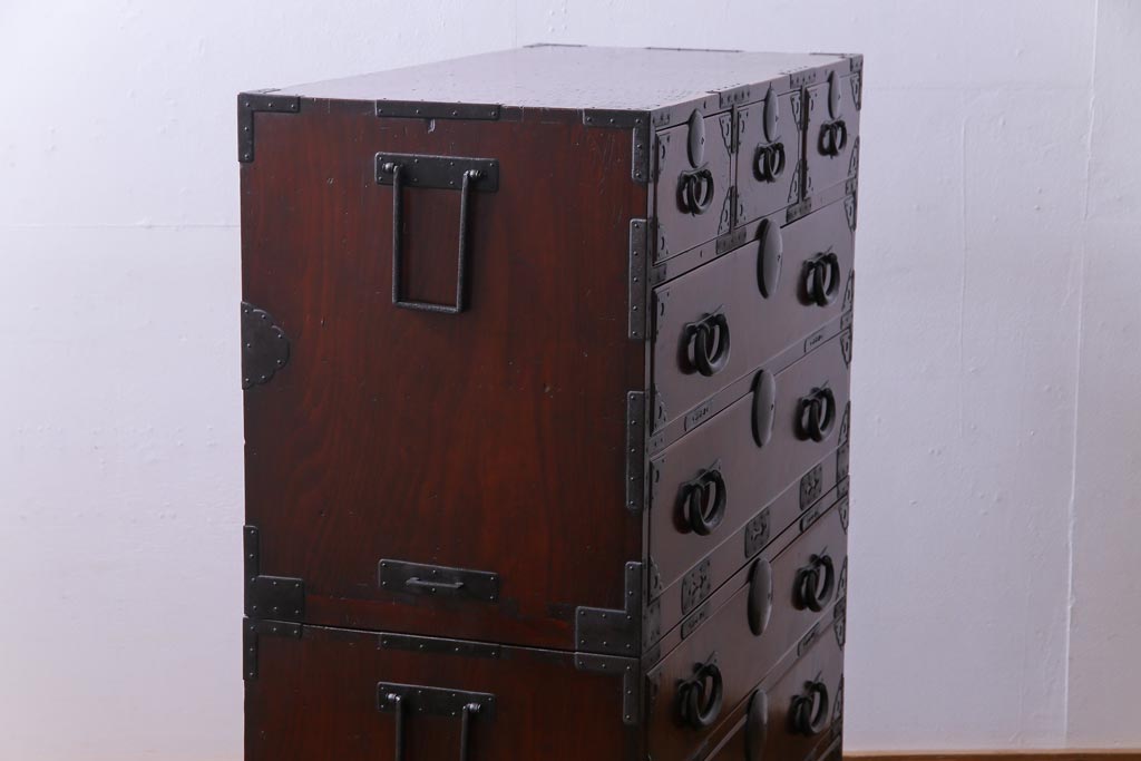 アンティーク家具　和製アンティーク　前面ケヤキ材共縁　漆塗り　珍しいデザインの贅沢な関東衣装箪笥(重ね箪笥、和タンス)