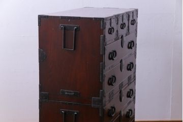 アンティーク家具　和製アンティーク　前面ケヤキ材共縁　漆塗り　珍しいデザインの贅沢な関東衣装箪笥(重ね箪笥、和タンス)