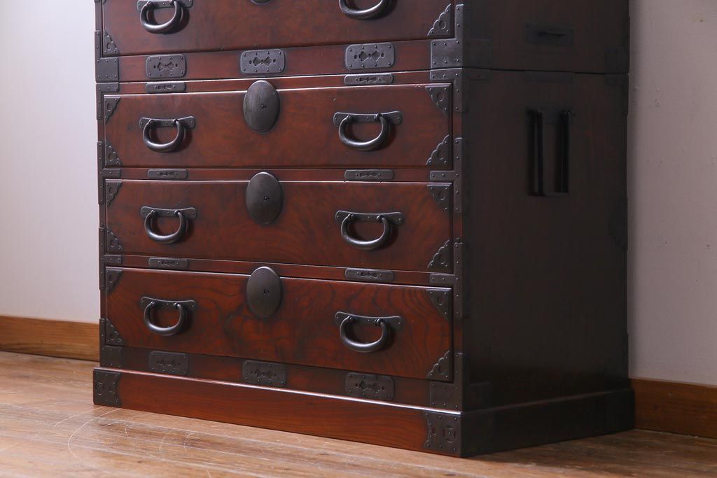 アンティーク家具　和製アンティーク　前面ケヤキ材共縁　漆塗り　珍しいデザインの贅沢な関東衣装箪笥(重ね箪笥、和タンス)