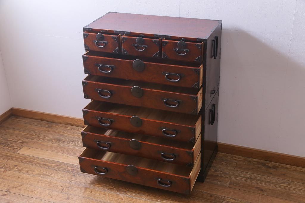 アンティーク家具　和製アンティーク　前面ケヤキ材共縁　漆塗り　珍しいデザインの贅沢な関東衣装箪笥(重ね箪笥、和タンス)