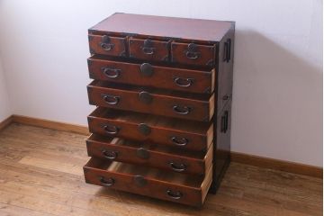 アンティーク家具　和製アンティーク　前面ケヤキ材共縁　漆塗り　珍しいデザインの贅沢な関東衣装箪笥(重ね箪笥、和タンス)