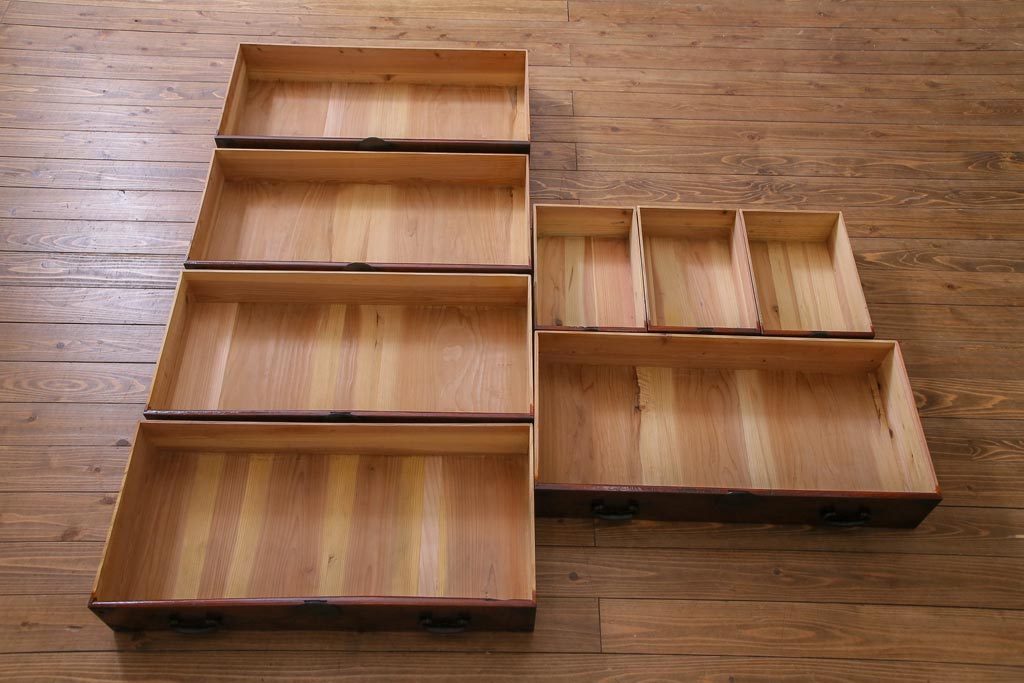 アンティーク家具　和製アンティーク　前面ケヤキ材共縁　漆塗り　珍しいデザインの贅沢な関東衣装箪笥(重ね箪笥、和タンス)