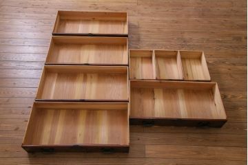 アンティーク家具　和製アンティーク　前面ケヤキ材共縁　漆塗り　珍しいデザインの贅沢な関東衣装箪笥(重ね箪笥、和タンス)