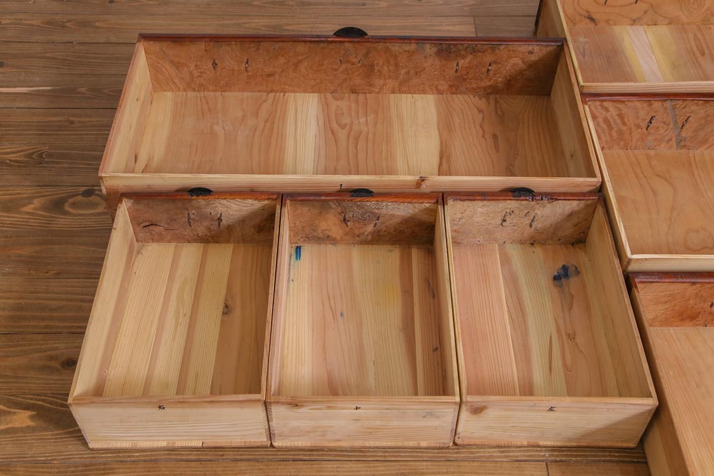 アンティーク家具　和製アンティーク　前面ケヤキ材共縁　漆塗り　珍しいデザインの贅沢な関東衣装箪笥(重ね箪笥、和タンス)