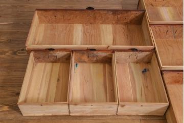 アンティーク家具　和製アンティーク　前面ケヤキ材共縁　漆塗り　珍しいデザインの贅沢な関東衣装箪笥(重ね箪笥、和タンス)